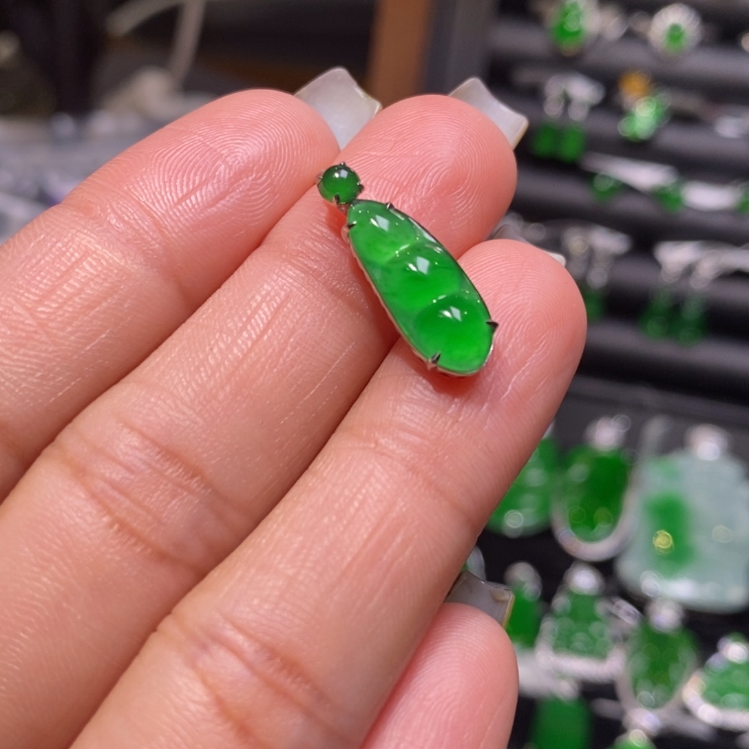 翡翠颈饰18K金镶嵌福豆吊坠