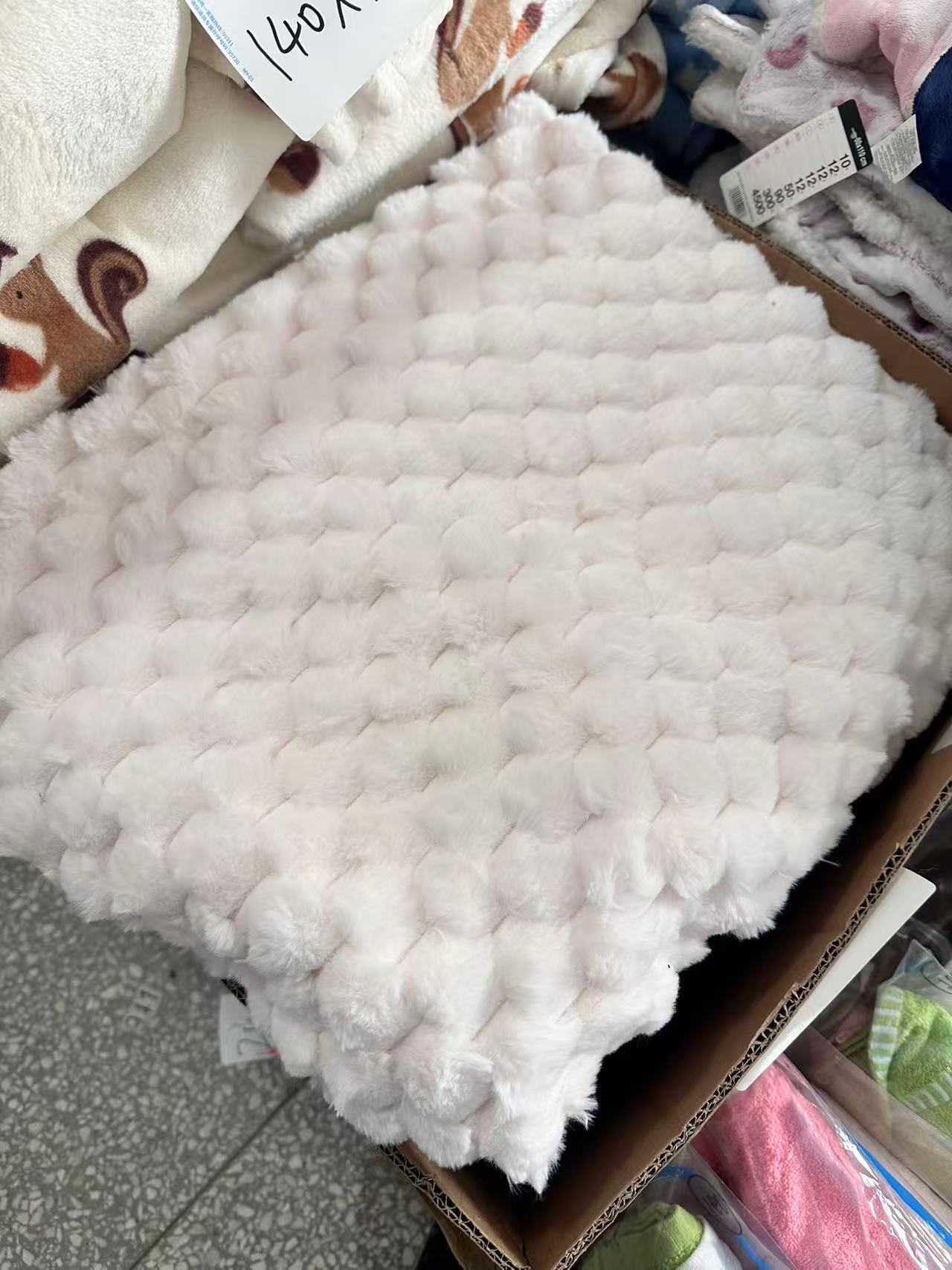 《兵哥外贸》3楼127×150白色波点兔兔绒天鹅绒毯 发一条