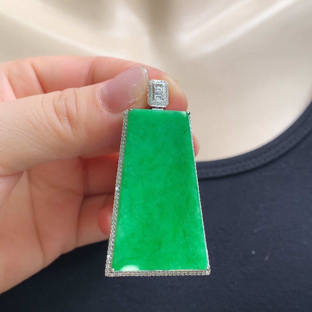 翡翠18K金镶嵌颈饰无事牌