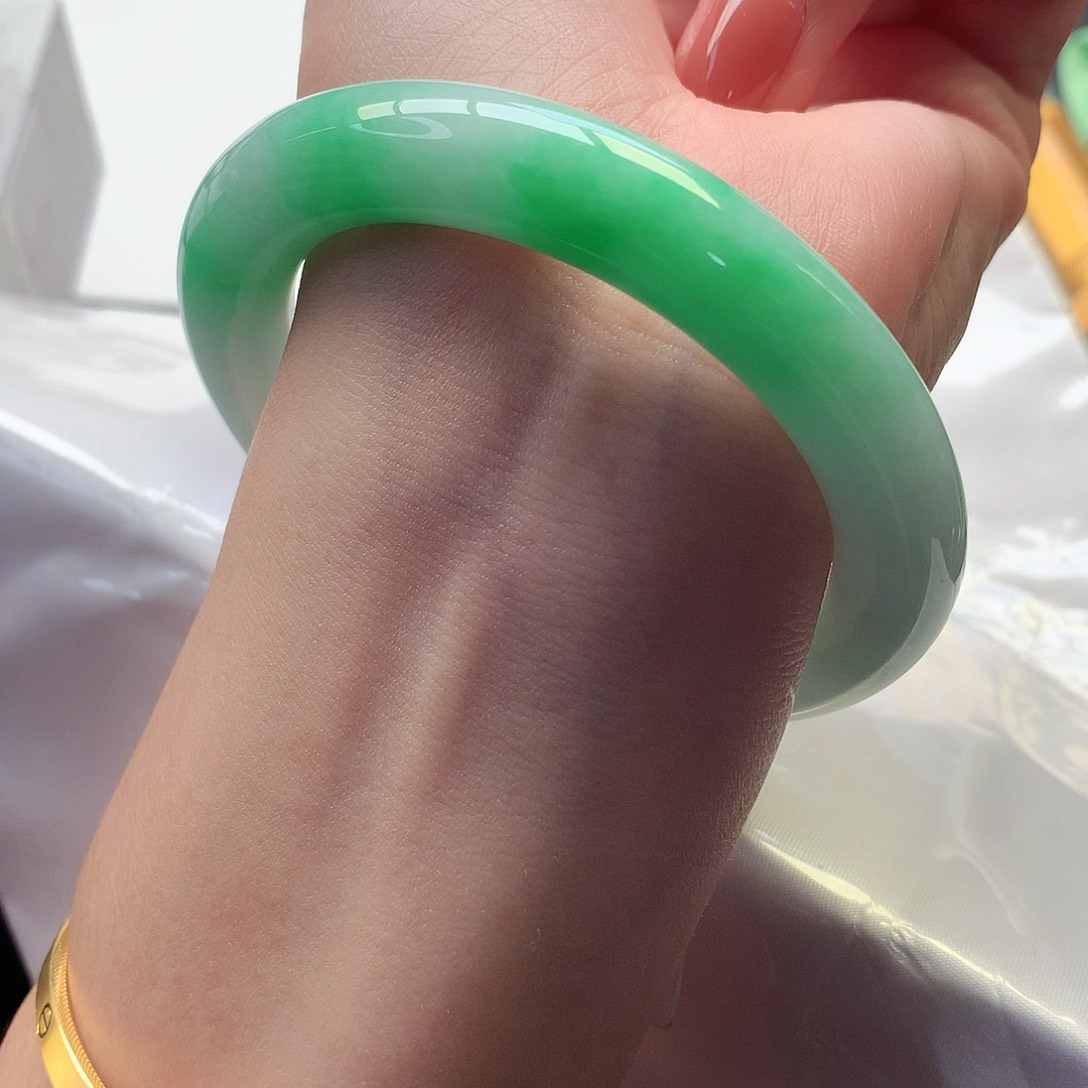 翡翠手镯未镶嵌天然A货翡翠56千金难买一抹绿