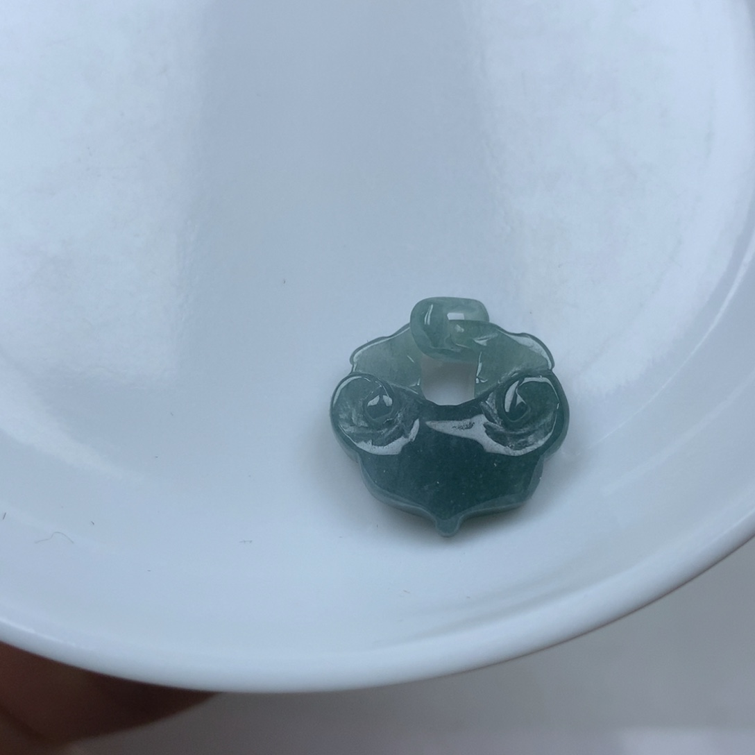 翡翠颈饰未镶嵌如意。