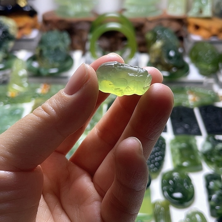 蛇纹石玉颈饰未镶嵌