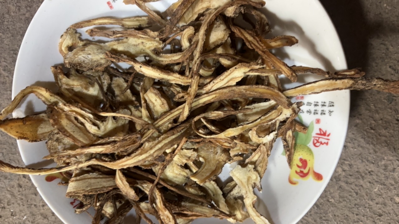 当归清洗干净切片有头片有腿，有尾