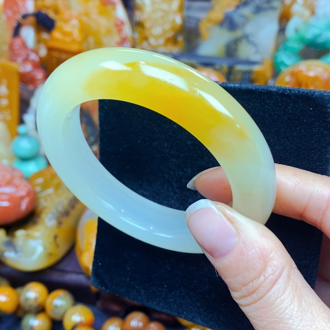 未镶嵌石英质玉（黄龙玉）颈饰