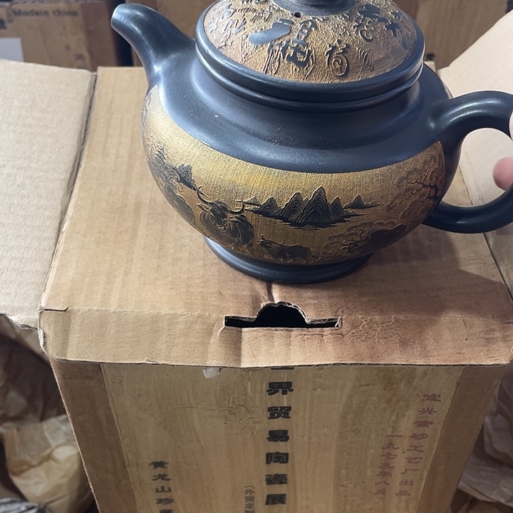 紫砂茶壶矿泥料手工制作的一把紫砂壶。