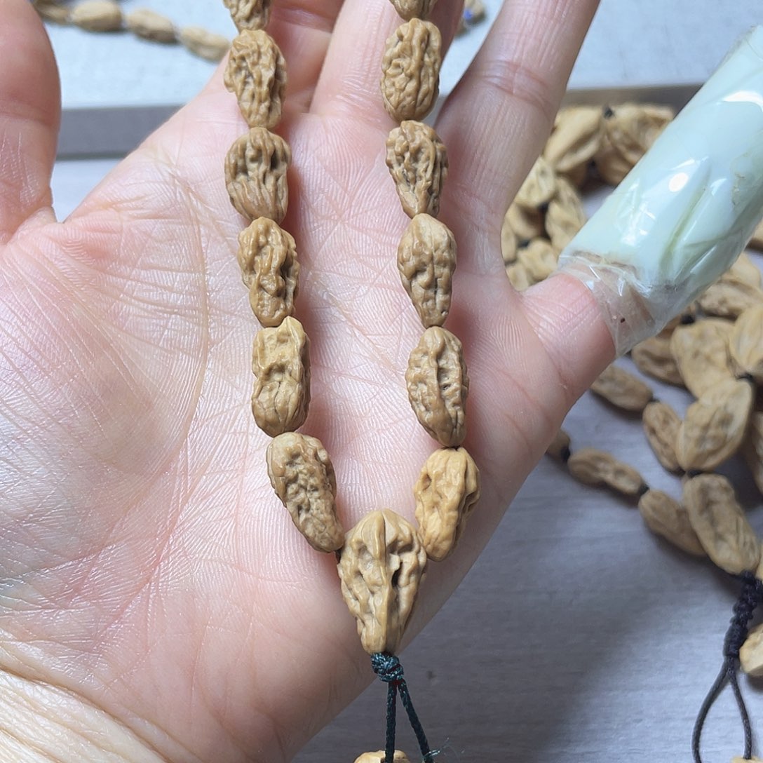 发***吕文玩核桃吊坠手持