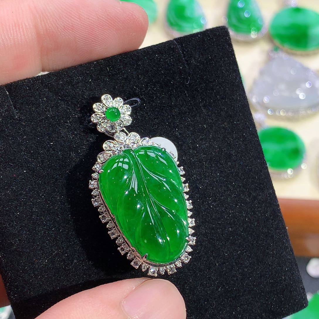 翡翠18K金镶嵌颈饰