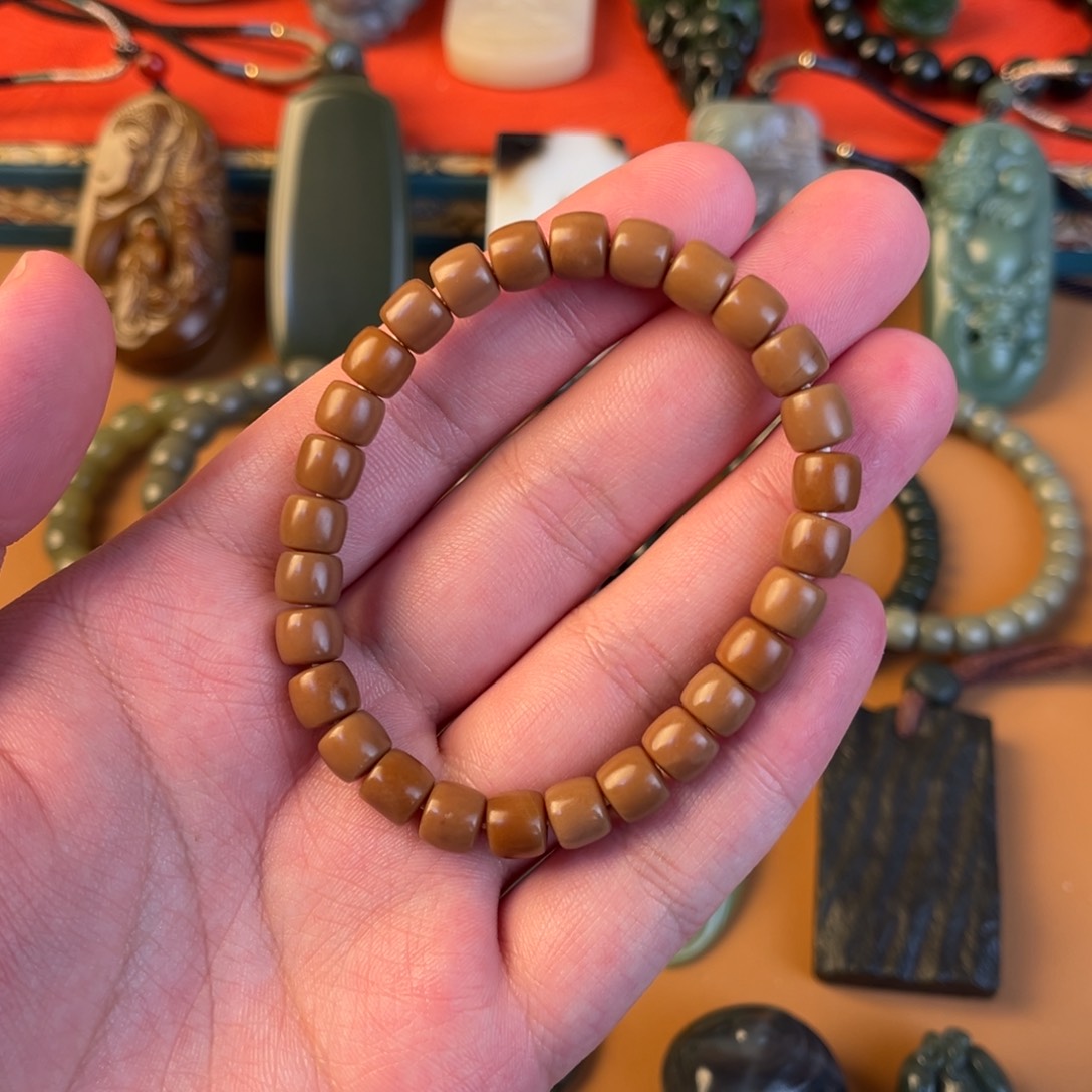 和田玉手链未镶嵌鸿****?