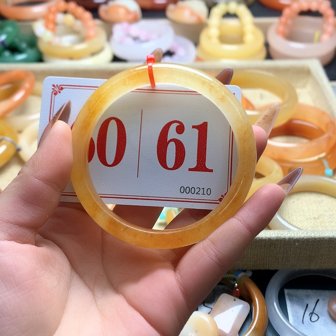 未镶嵌石英质玉（黄龙玉）手镯