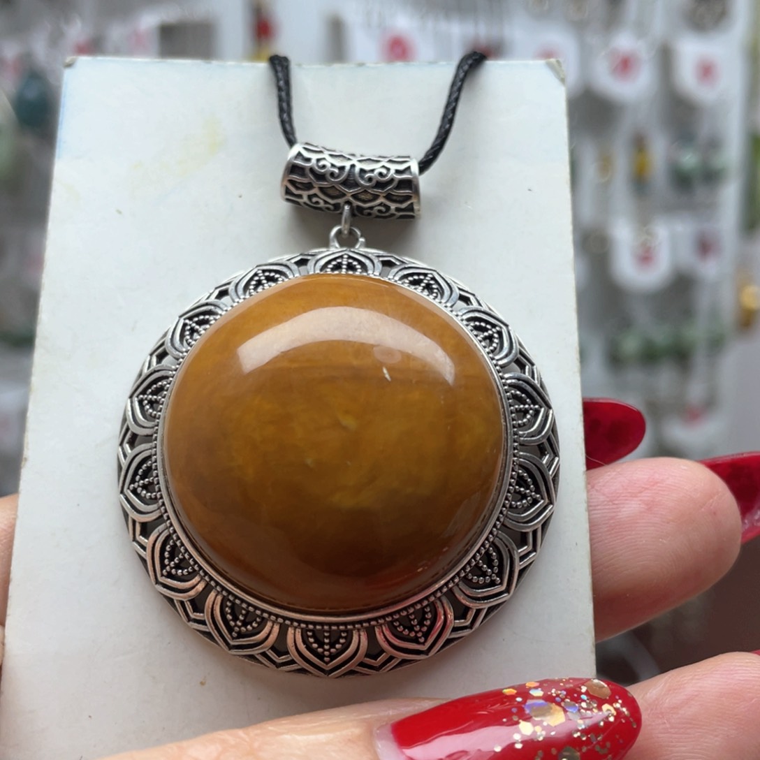 蛇纹石玉吊坠未镶嵌时*