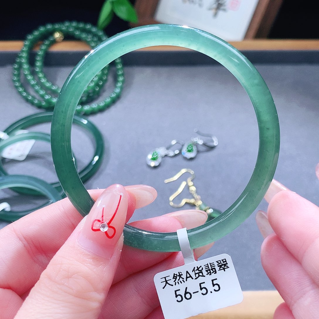 翡翠未镶嵌手镯（圆镯）