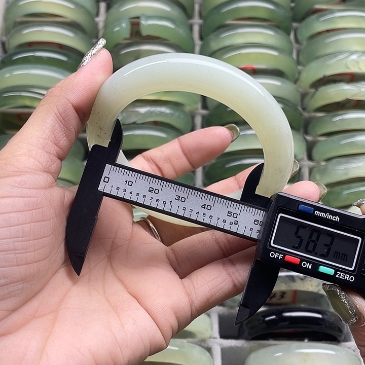 蛇纹石玉未镶嵌手镯153