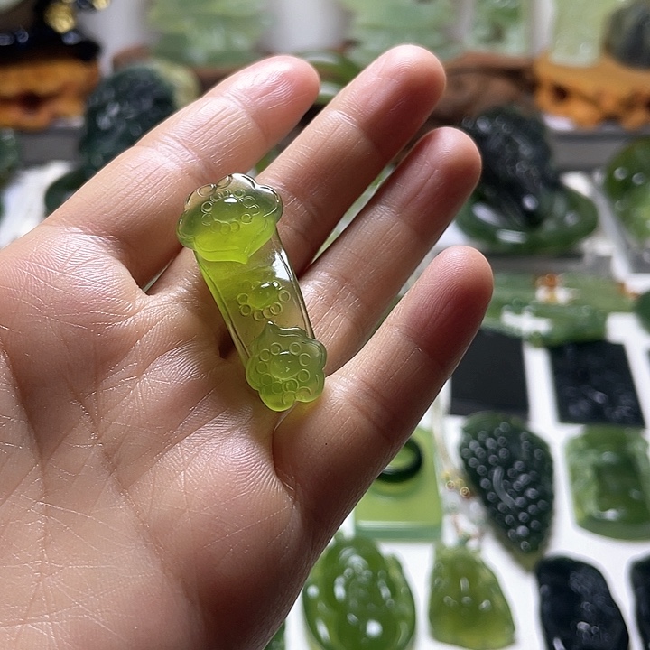 蛇纹石玉颈饰未镶嵌