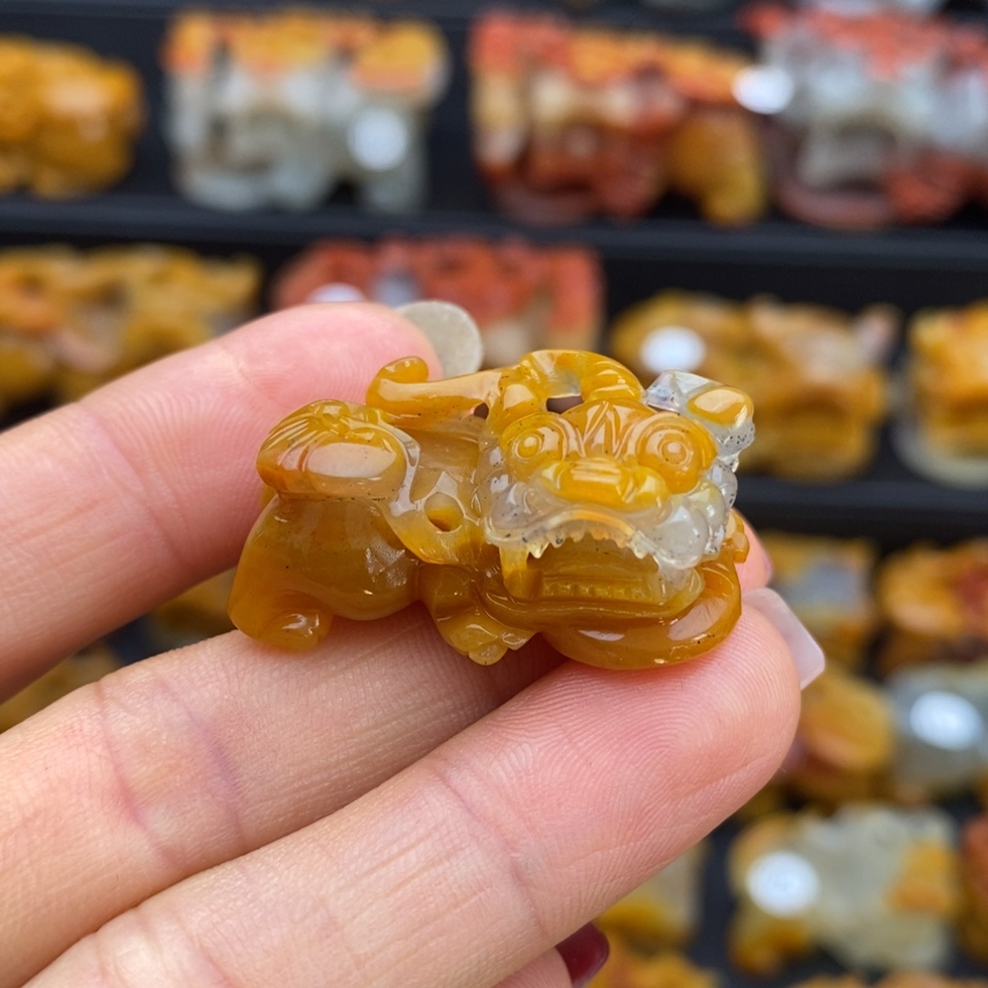 石英质玉（黄龙玉）未镶嵌颈饰