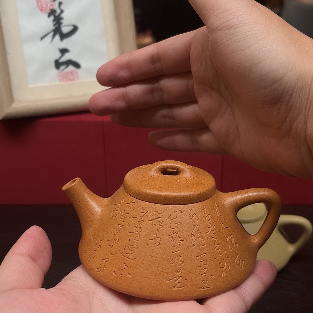 伍***捌紫砂茶壶青山出品，质量不达标。