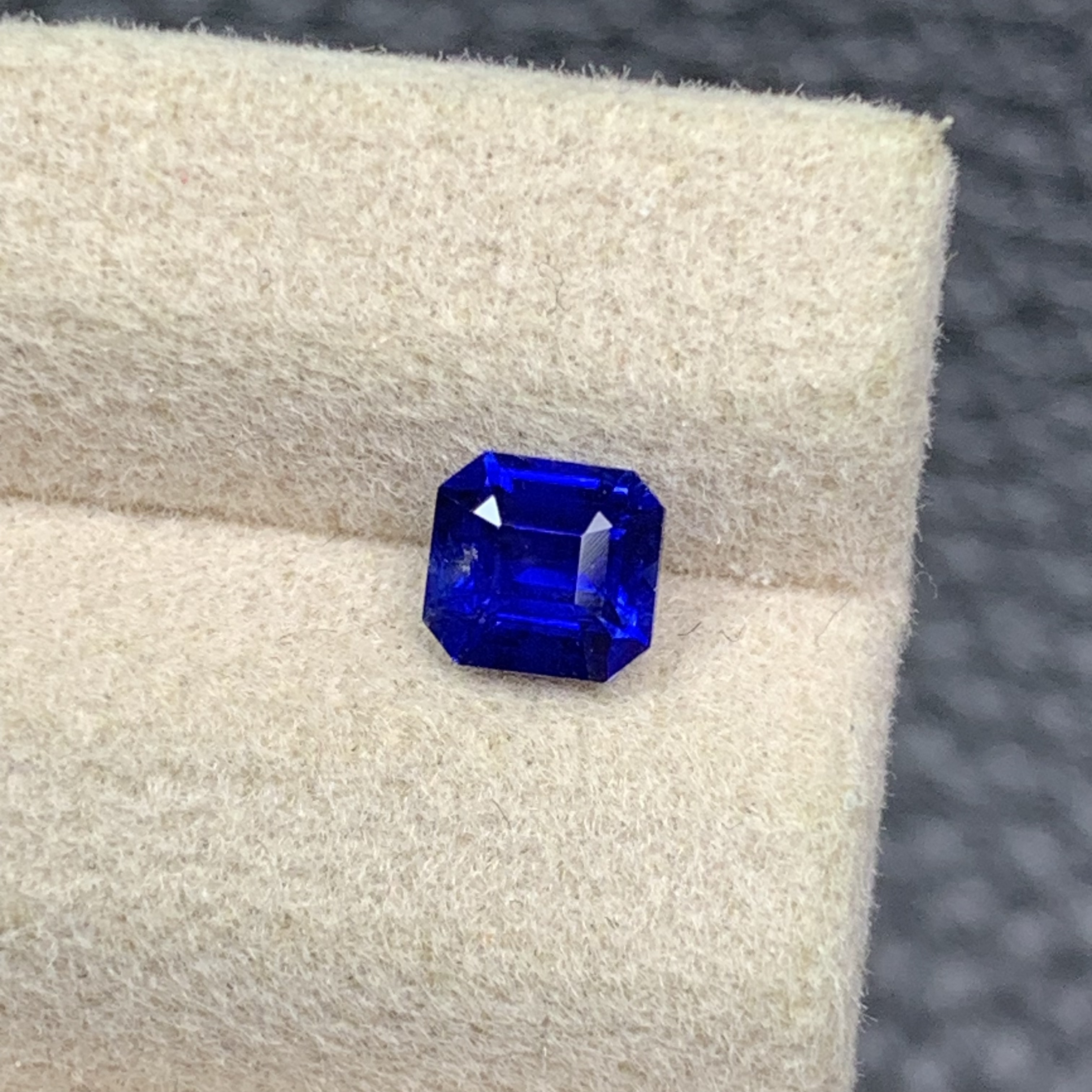 天然彩宝皇家蓝蓝宝石裸石 八角方4.5x4.8重0.68ct 颜色浓郁