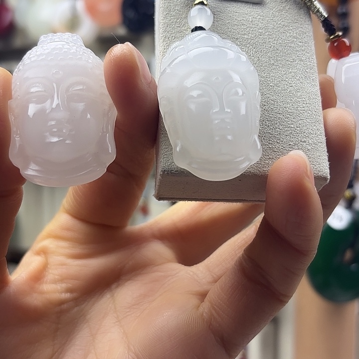 油***下石英质玉未镶嵌颈饰