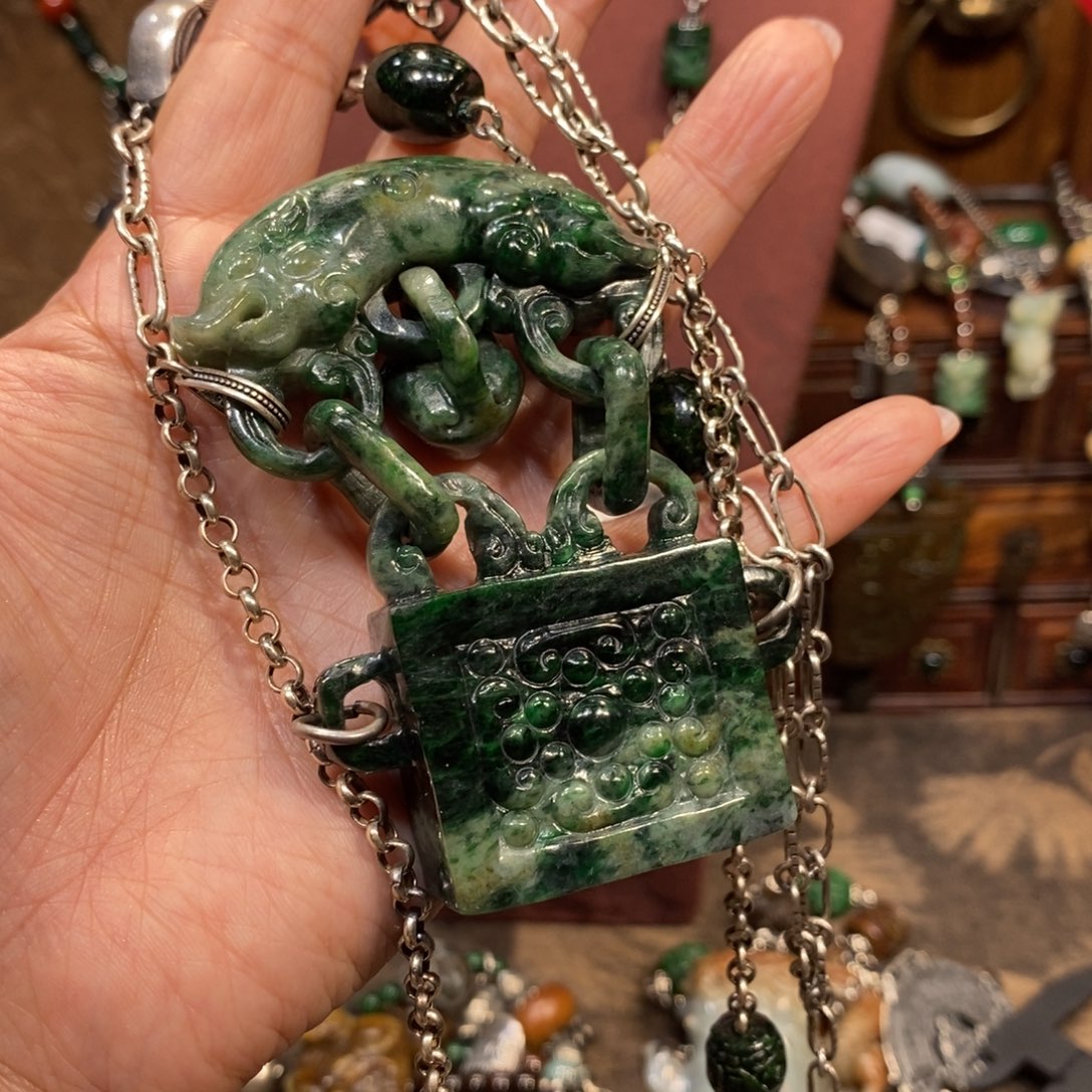 翡翠吊坠(赠链)未镶嵌