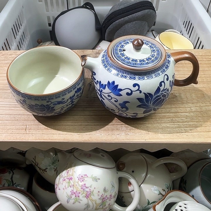 青花缠枝莲茶壶+铜钱主人杯