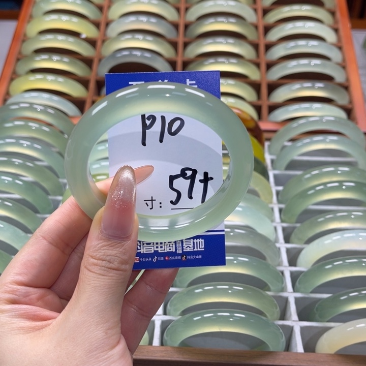 岫玉手镯未镶嵌鹿****！