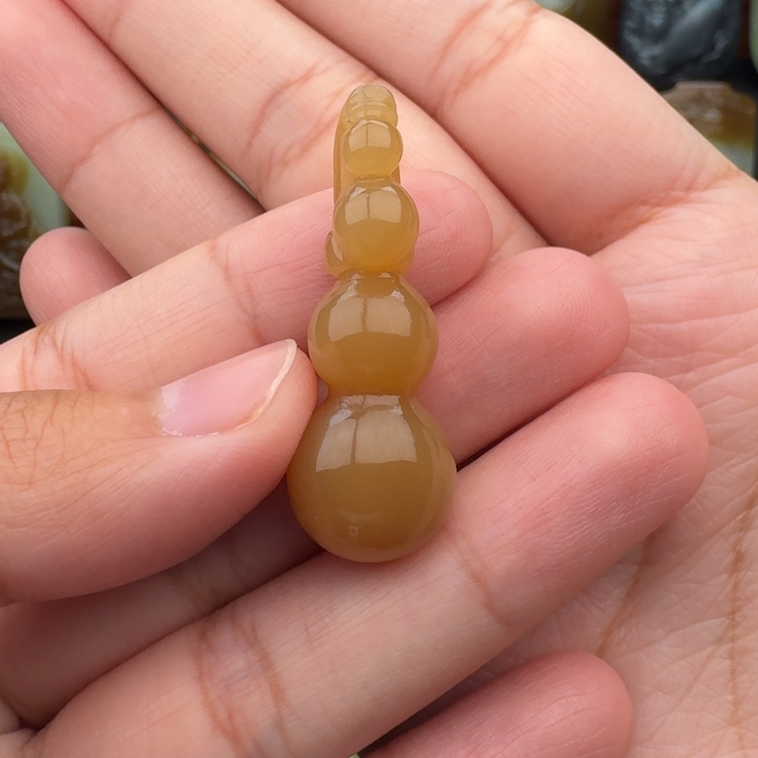 山***儿和田玉未镶嵌颈饰