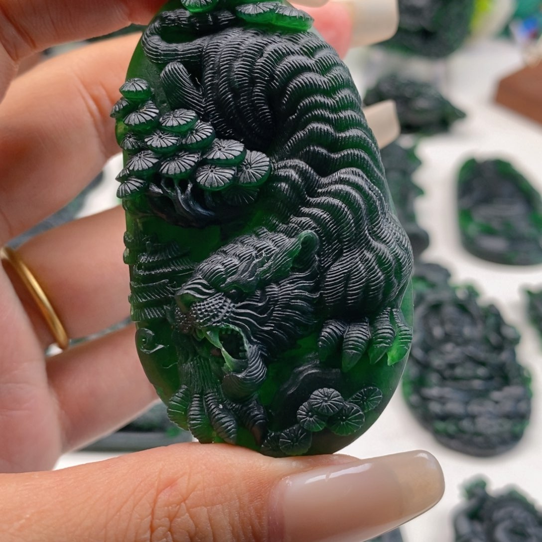 藏***欢定制翡翠未镶嵌下山虎t