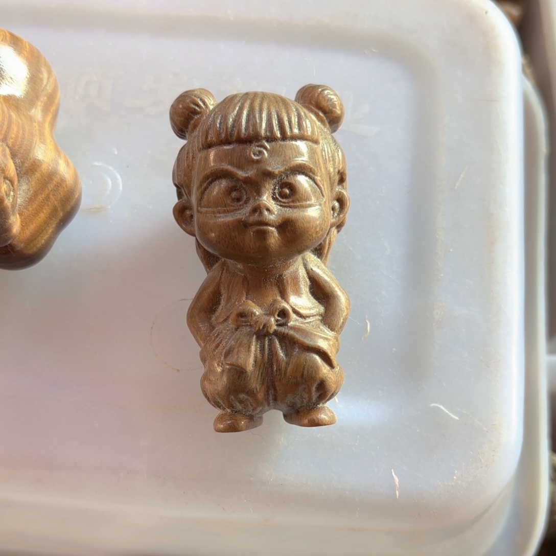文***雯木绿檀木哪吒把件