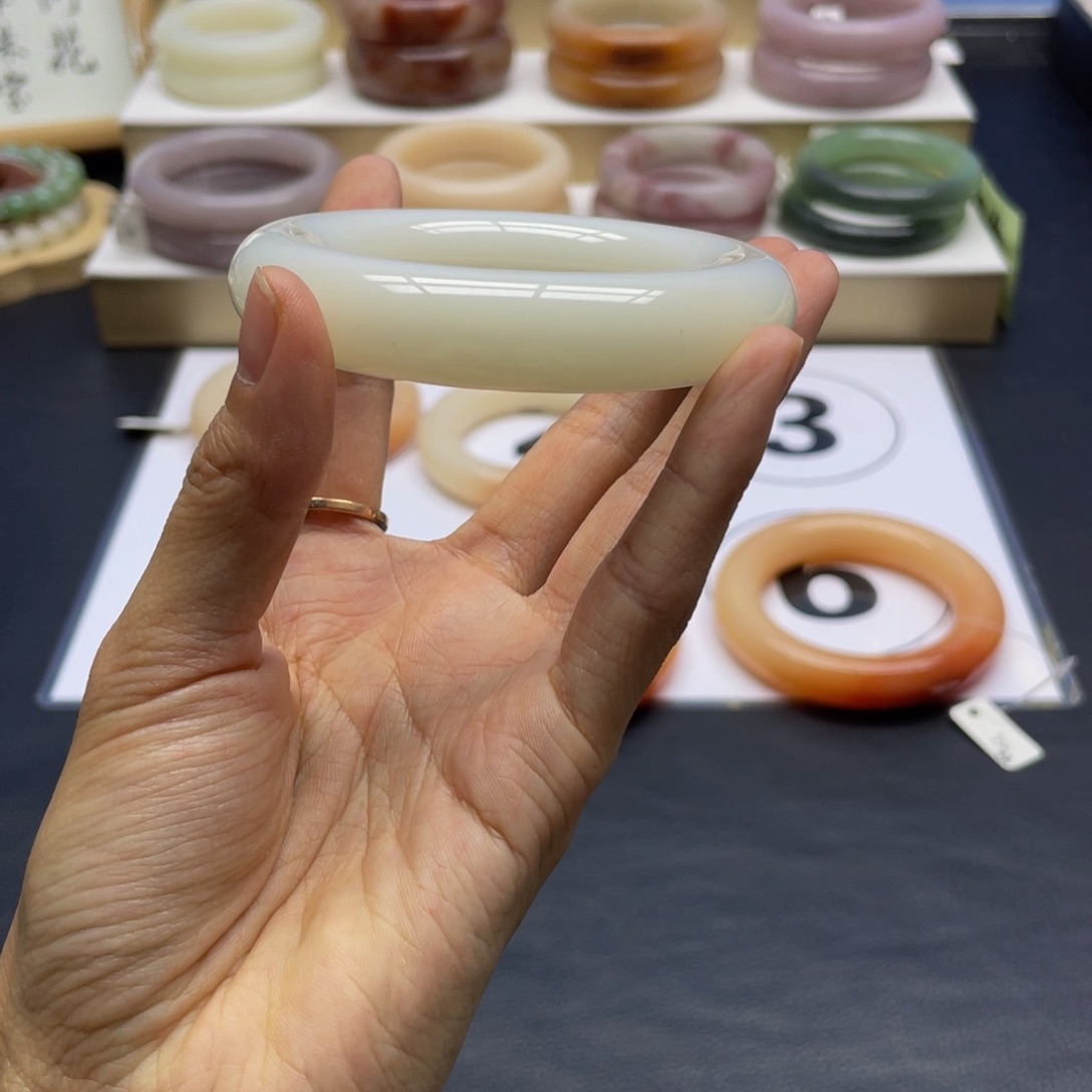 小***椒石英质玉未镶嵌手镯