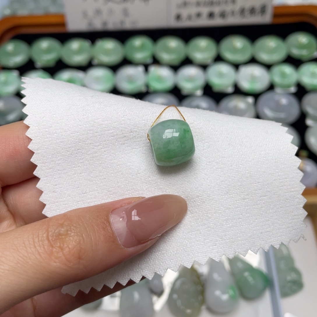 翡翠未镶嵌颈饰路路通