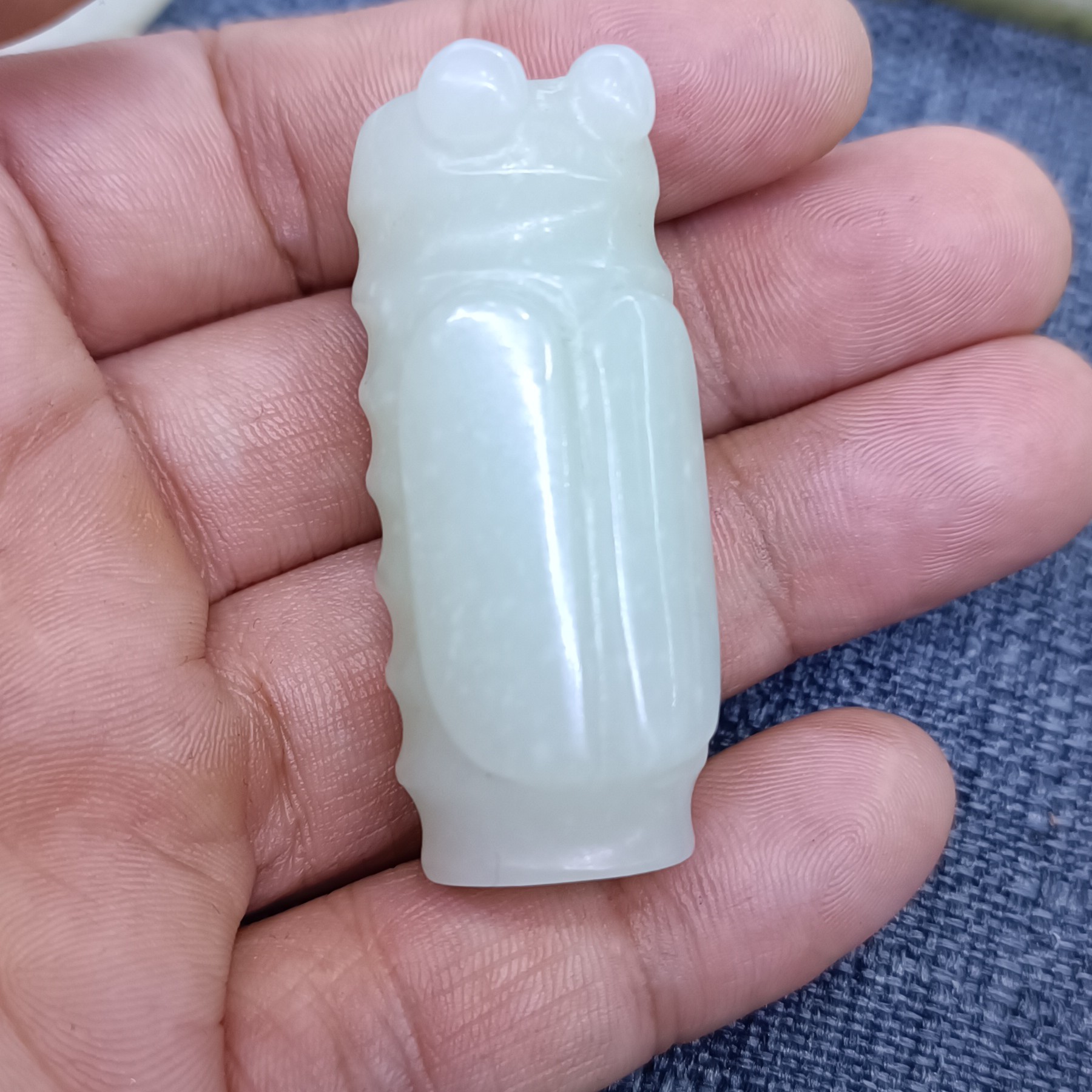 青白玉蝉玉体温润有点雪花点