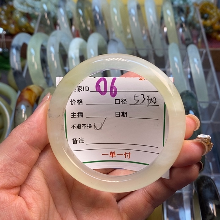 蛇纹石玉未镶嵌手镯微瑕