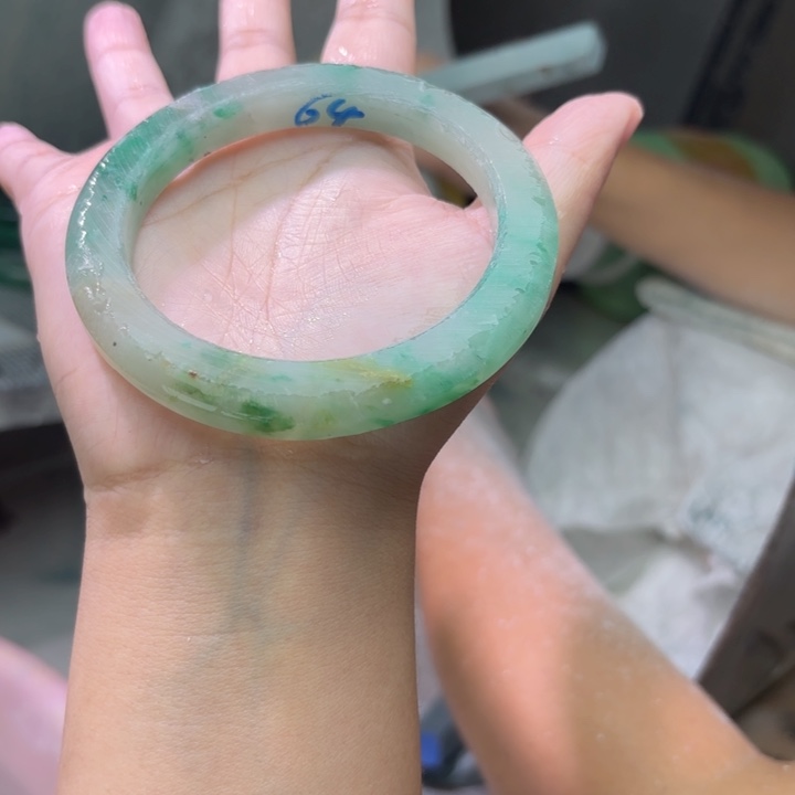 非***伟石英质玉（非洲翠）未镶嵌手镯定制