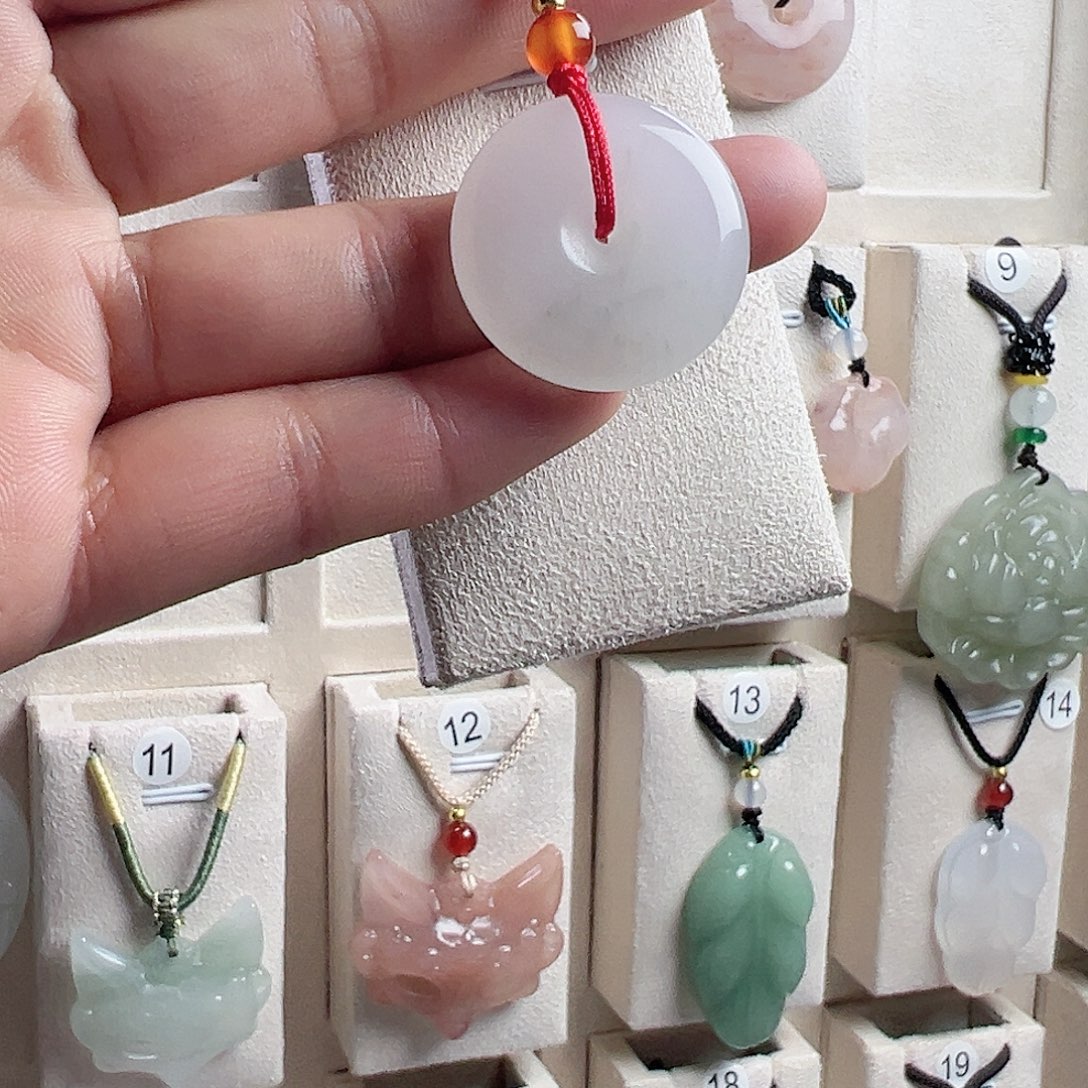 石英质玉未镶嵌颈饰