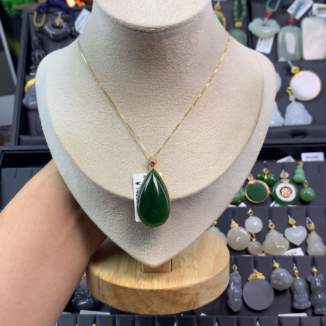 和田玉吊坠18K金镶嵌