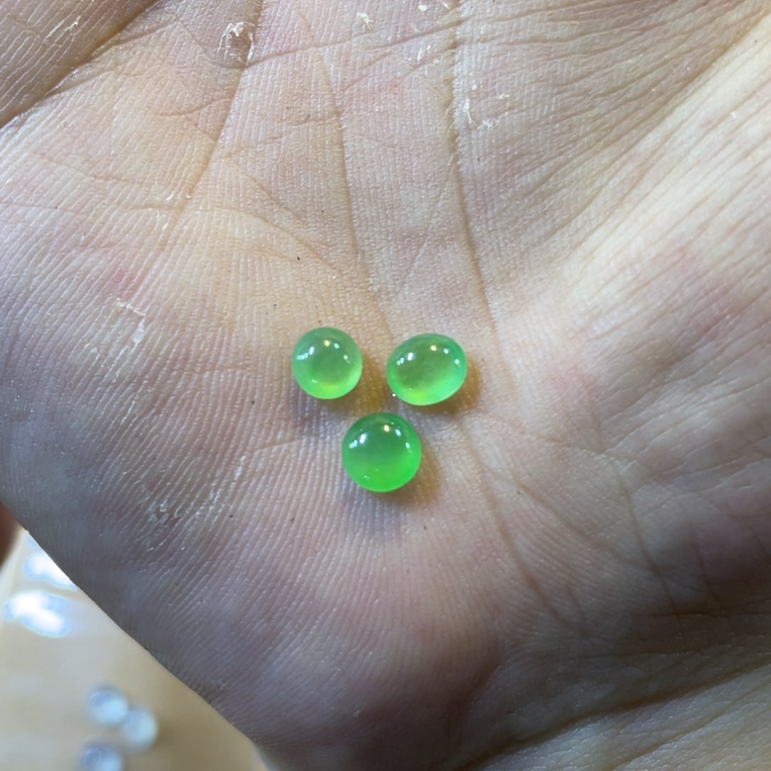 颈饰未镶嵌翡翠绿蛋面