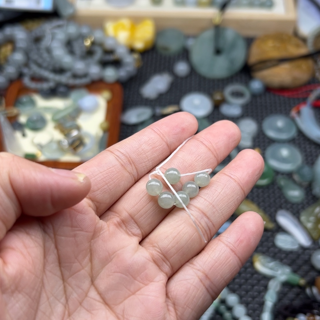 颈饰未镶嵌翡翠珠子