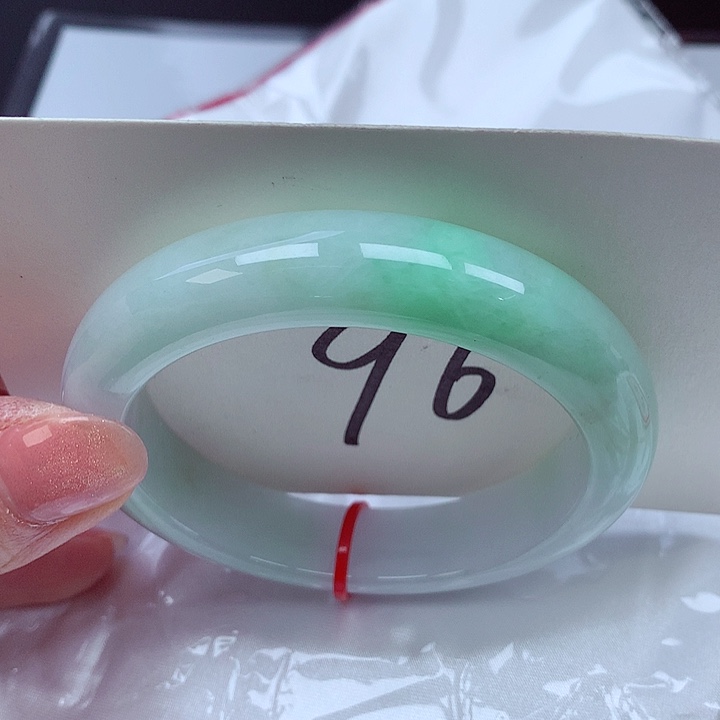 翡翠手镯未镶嵌翡翠