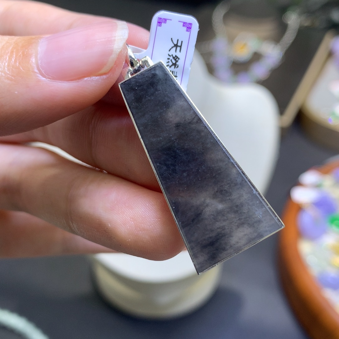 颈饰18K金镶嵌翡翠