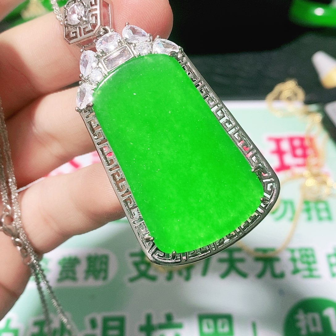 翡翠18K金镶嵌颈饰吊坠