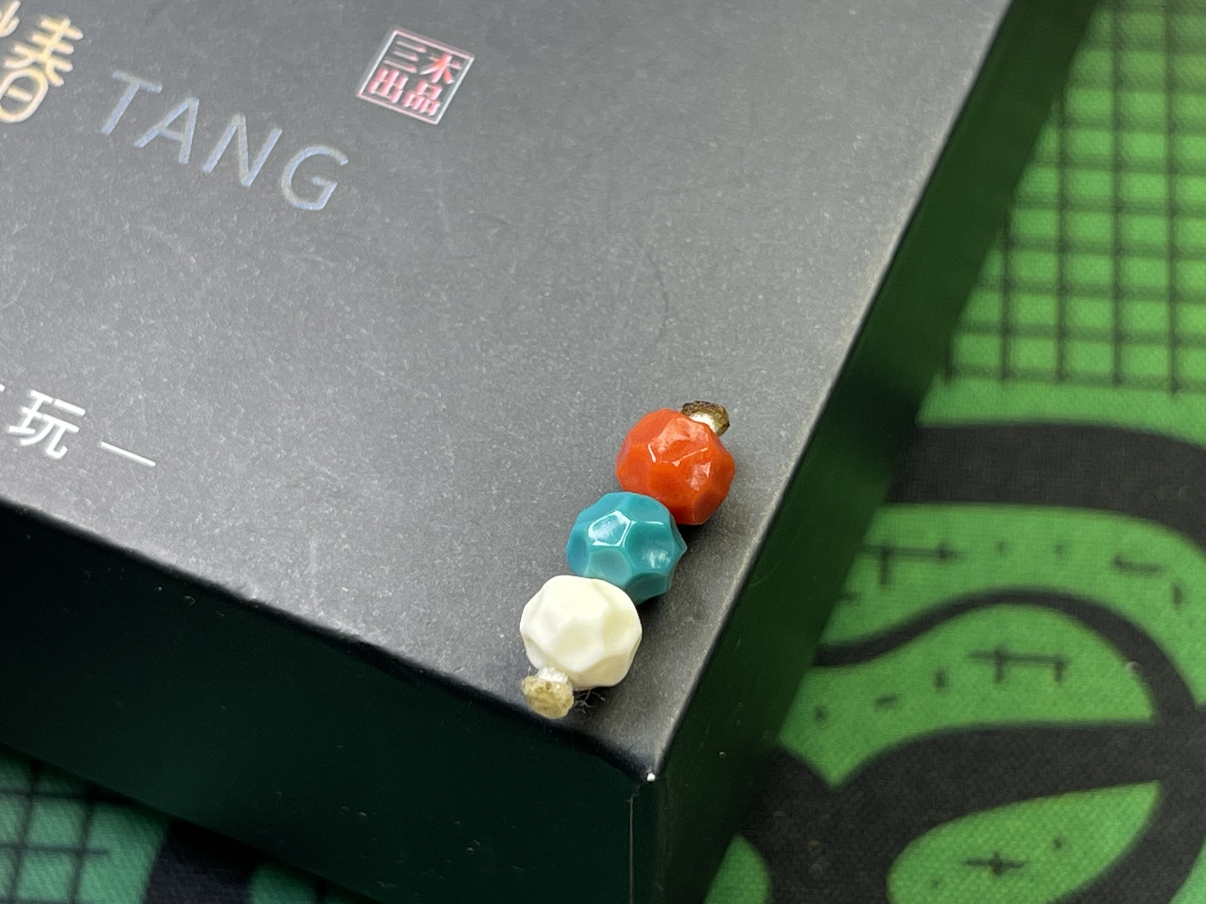 原矿绿松石红绿灯➕瓦西南红➕白蜜蜡无相雕刻 直径6 高5 全品无暇