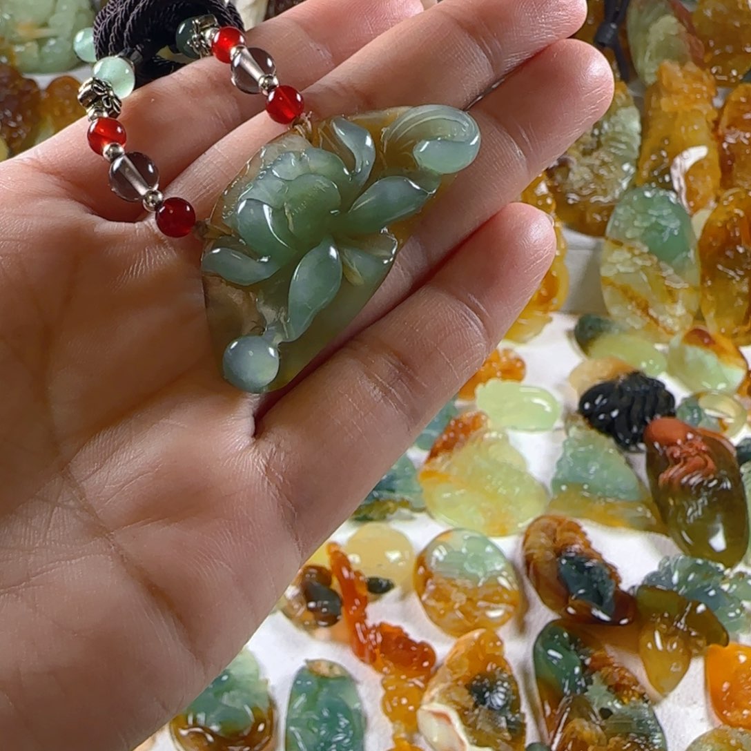 蛇纹石玉未镶嵌颈饰