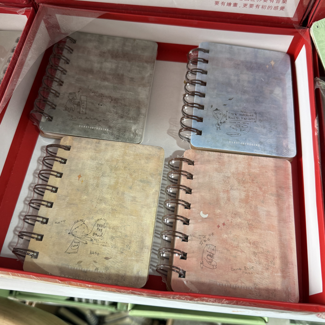 初品发4本C7硬壳线圈把秋天画墙上横线