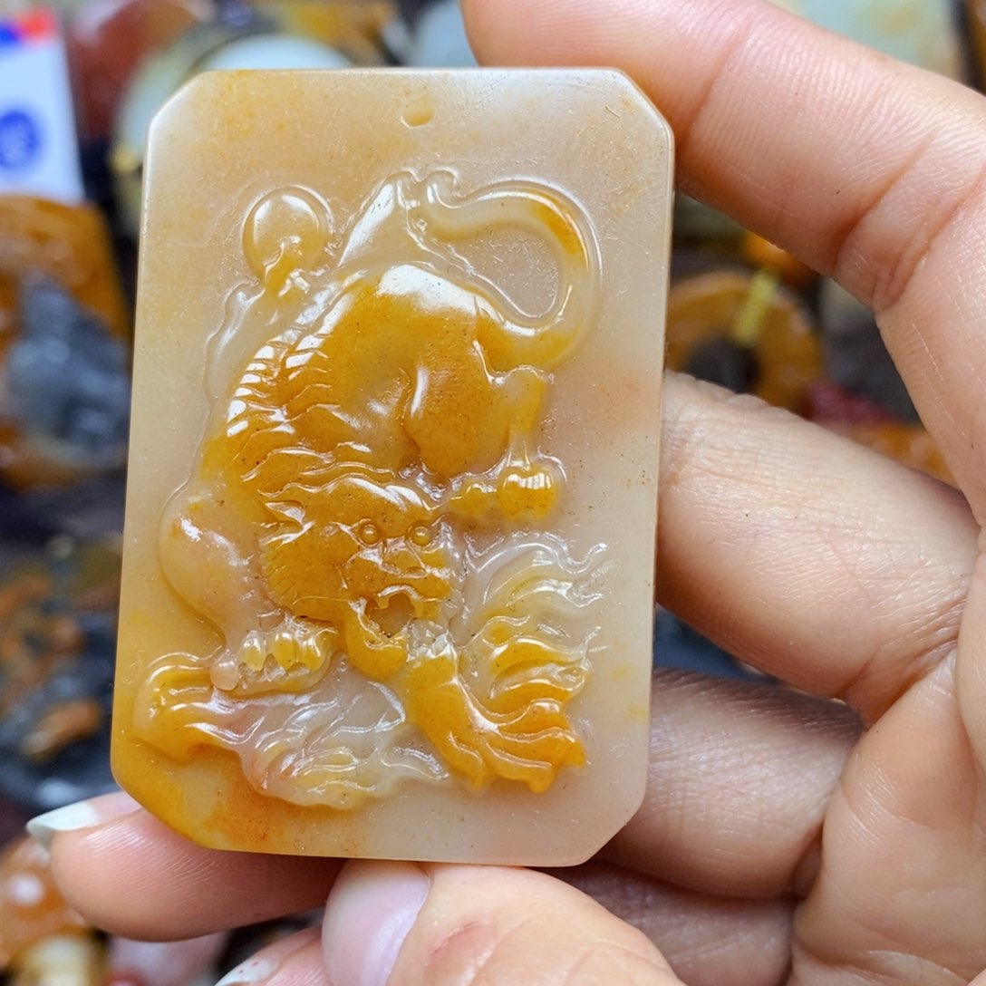 石英质玉（黄龙玉）颈饰未镶嵌