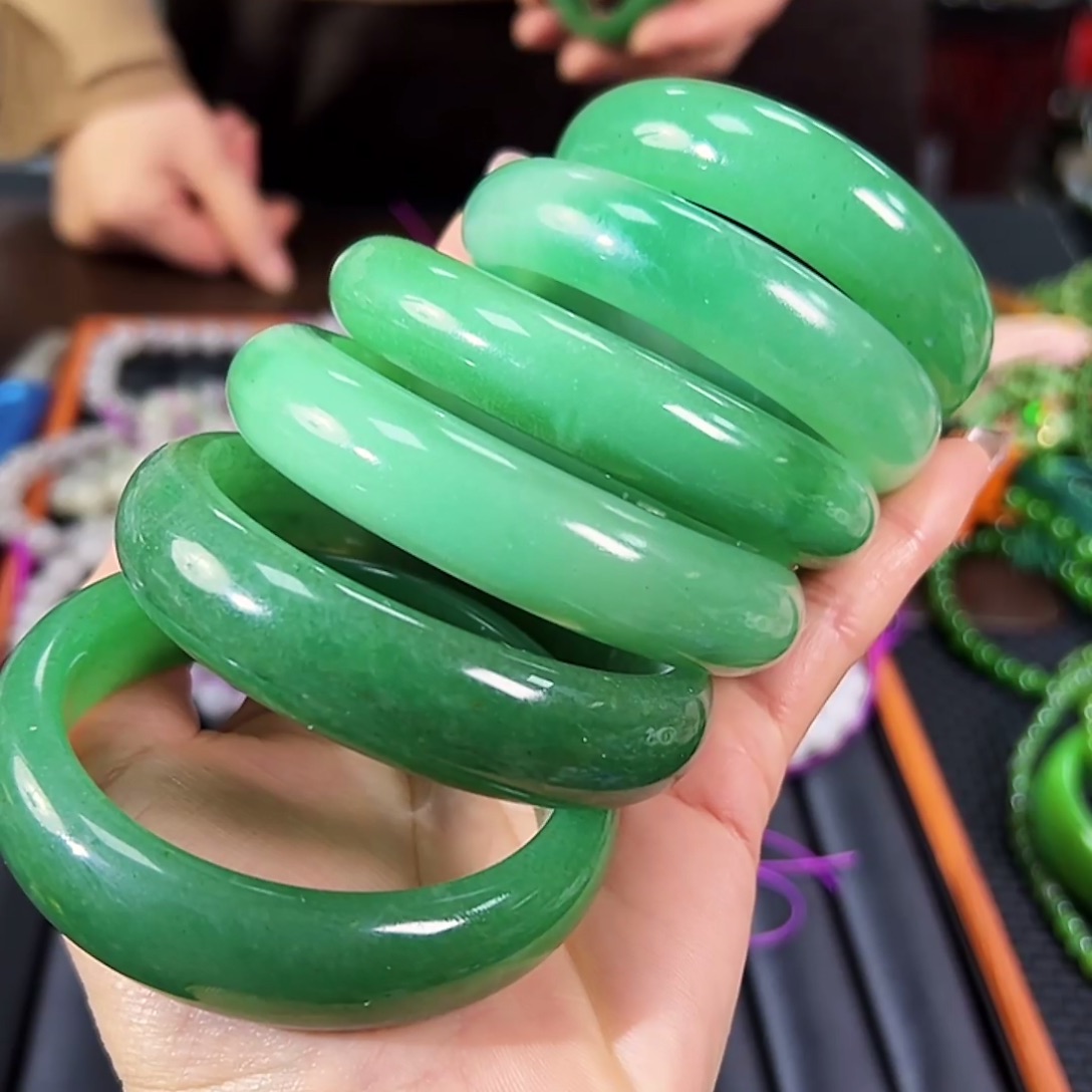 东陵石未镶嵌手镯发其一