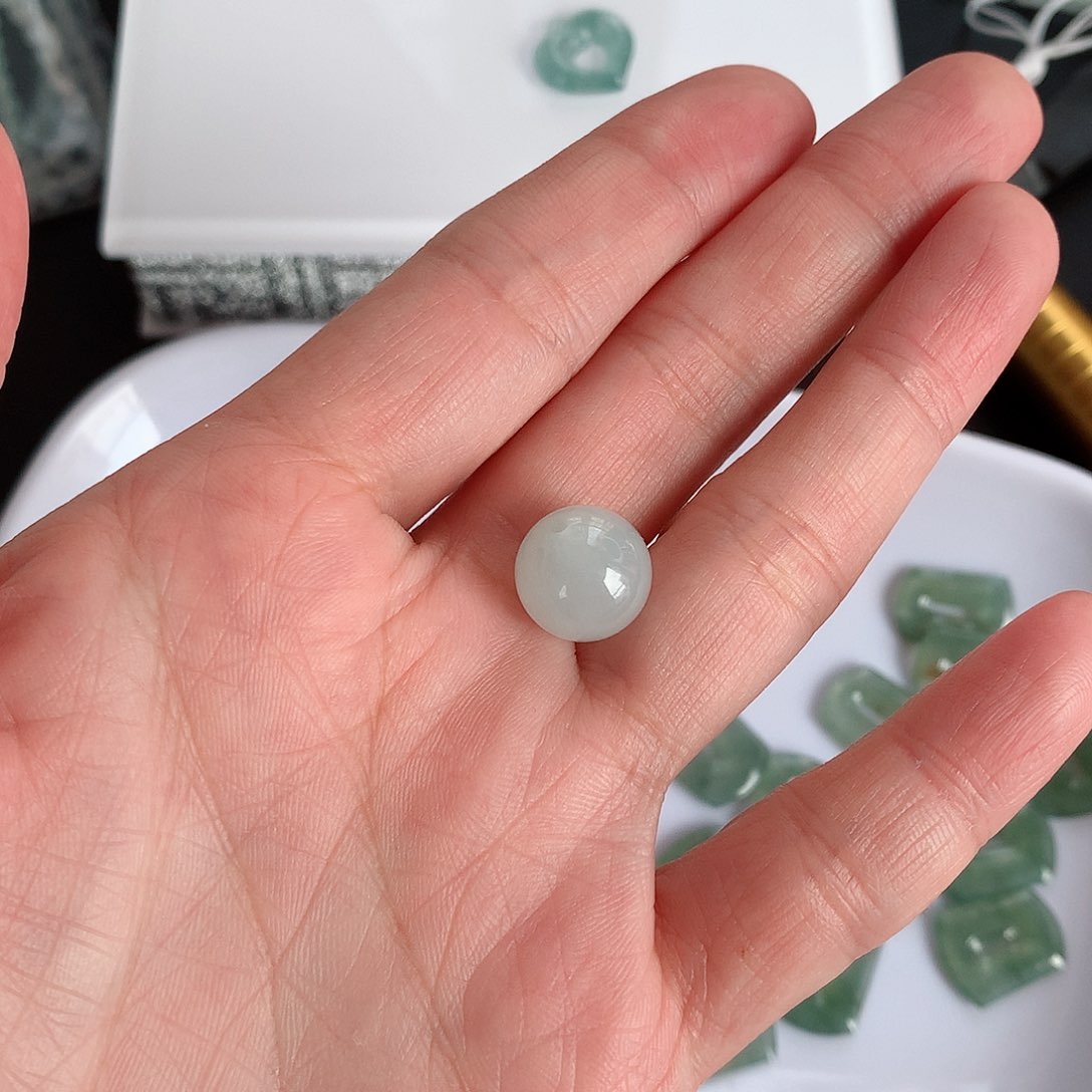 颈饰未镶嵌翡翠珠子