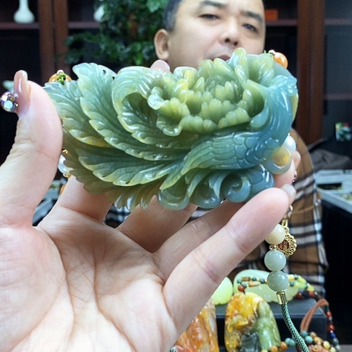 蛇纹石玉吊坠未镶嵌