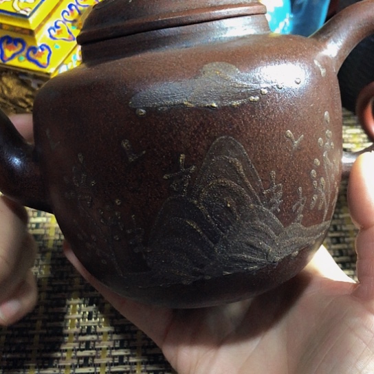 紫砂茶壶原矿泥料手工制作的紫砂壶。