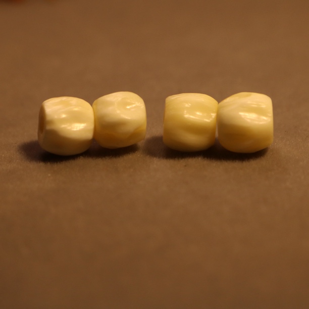 猛犸牙复刻百香籽 尺寸7×6.5 一对  7.5×6.7mm 喜欢那对联系客服