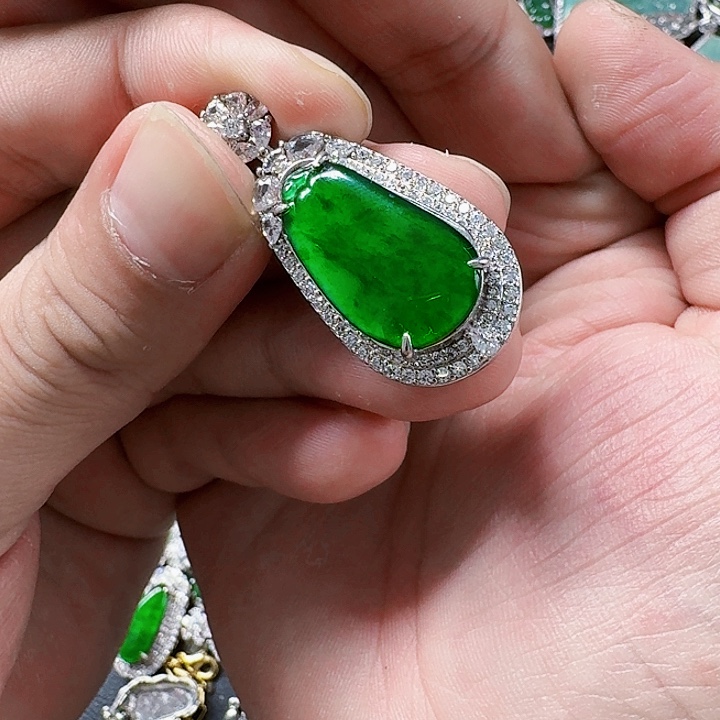 翡翠颈饰未镶嵌天然A货翡翠放漏