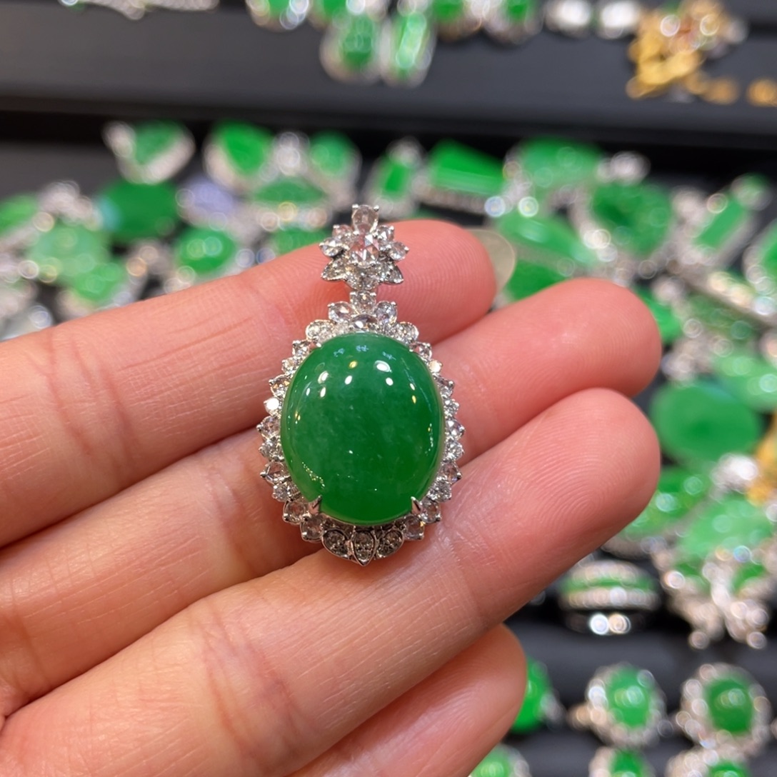 翡翠18K金镶嵌颈饰蛋